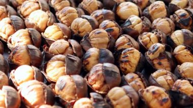 Geleneksel yemek, kavrulmuş kestane (Bursanın) Taksim, Istanbul, Türkiye 