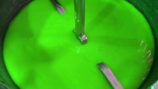 Χρώμα πράσινο που αναμειγνύονται σε εργοστάσιο — Αρχείο Βίντεο