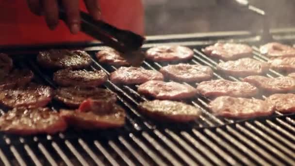 Bola de carne grelhada em Bursa - Turquia. Ultra HD 4K Closeup, detalhe de churrasqueira bola de carne, churrasco, comida grelhada de carne cozinhar ao ar livre, festa de piquenique na fumaça de fogo tradicional — Vídeo de Stock