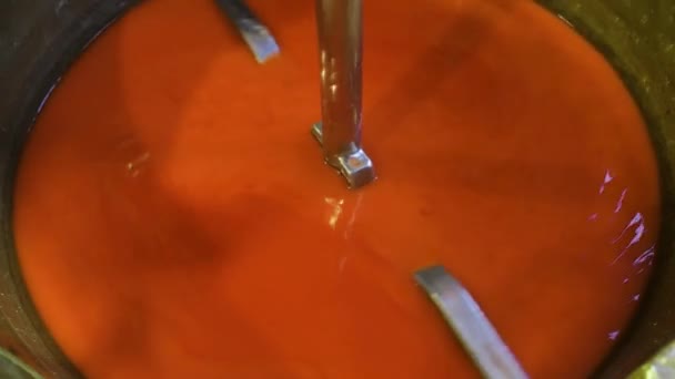 Pintura naranja mezclada en fábrica — Vídeo de stock