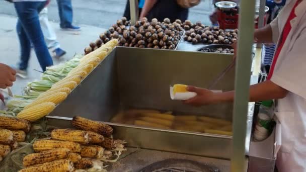 Maíz a la parrilla orgánico en la estufa caliente. Comida callejera en Estambul-Turquía — Vídeo de stock