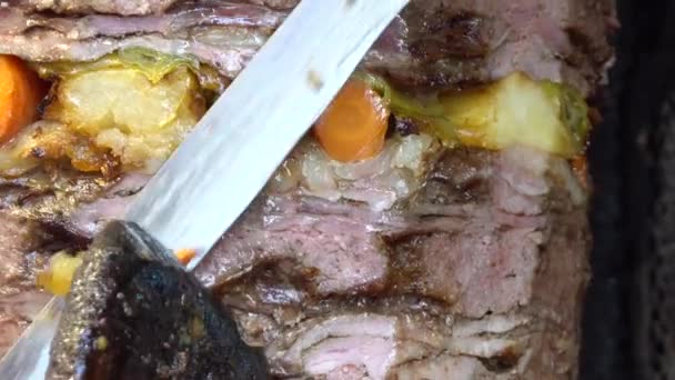 Türkischer Döner mit Gemüse. traditioneller Kebab bei bodrum, mugla - Truthahn — Stockvideo