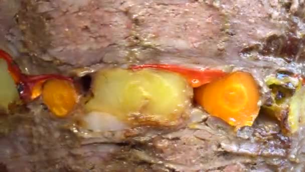 Kebab doador turco com legumes. Kebab tradicional em Bodrum, Mugla - TURQUIA — Vídeo de Stock