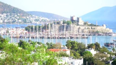 Bodrum liman ve St. Peter Kalesi manzarası. Bodrum Merkez, Türkiye'nin en ünlü turistik yer.