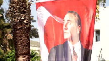 Türk bayrağı ile Atatürk sallayarak Bodrum - Türkiye