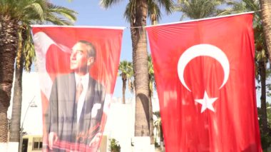 Türk bayrağı ile Atatürk sallayarak Bodrum - Türkiye