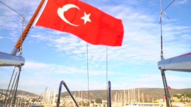 Türk bayrağı sallayarak Bodrum - Türkiye