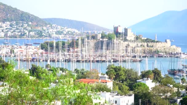 Vista do porto de Bodrum e do Castelo de São Pedro. Centro de Bodrum, lugar turístico mais famoso da Turquia . — Vídeo de Stock