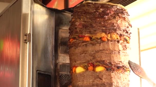 Török Döner kebab zöldségekkel. Hagyományos kebabot Bodrum, Mugla - Törökország — Stock videók