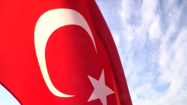 Turkse vlag zwaaien in Bodrum - Turkije — Stockvideo