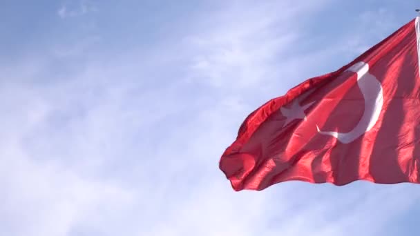 Turkse vlag zwaaien in Bodrum - Turkije — Stockvideo