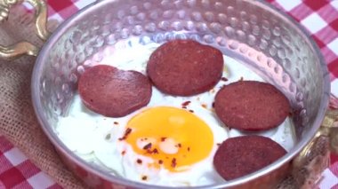 Türk sosis (sucuk) ve yumurta