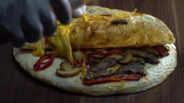 Mexican Quesadilla film sığır eti, mantar ve tatlı biber ve serin sos ile. Sıcak dökme Şef sos ve baharatlı tereyağı dilimleri içinde beyaz parlamalar ile damla.