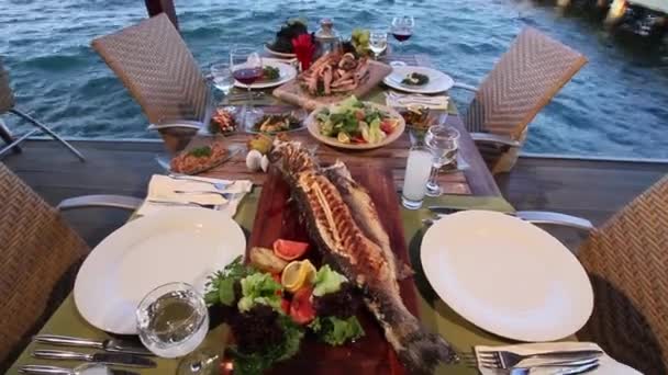 Mesa turca con productos del mar, bebida alcohólica tradicional Raki y meze — Vídeo de stock