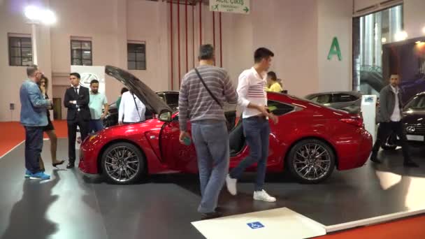 IZMIR, TURCHIA, MOSTRA DELL'AUTO - OTTOBRE 2016: esposizione dell'auto - auto parcheggiate e persone che camminano e guardano le auto - interni — Video Stock