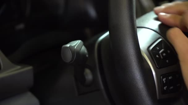 Retournement de main au clignotant dans la voiture — Video