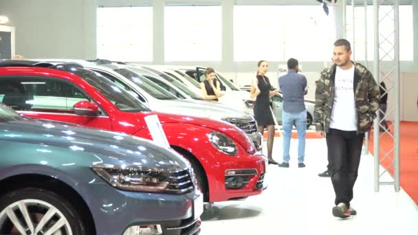 IZMIR, TURQUÍA, EXPOSICIÓN DE COCHES - OCTUBRE DE 2016: exposición de coches - coches aparcados y personas caminando y viendo coches - interior — Vídeos de Stock