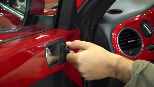 Auto exposición Hombre probando un coche rojo y su espejo lateral y panel de botones de la ventana dentro del coche. Izmir Turquía . — Vídeos de Stock