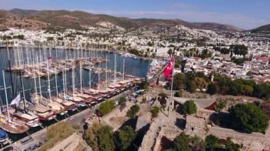 Türk bayrağı castle marina hava yat dron vurdu iş tekne liman lüks sahil seyahat etmek turizm Bodrum Mugla, Türkiye