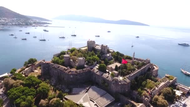 Bandera de Turquía castillo marina yate aéreo avión no tripulado tiro barco de negocios puerto turismo de lujo costa viajes Bodrum Mugla, Turquía — Vídeos de Stock