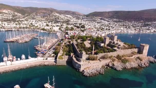Castillo marina yate aéreo bandera turca drone tiro barco de negocios puerto turismo de lujo costa viajes Bodrum Mugla, Turquía — Vídeo de stock