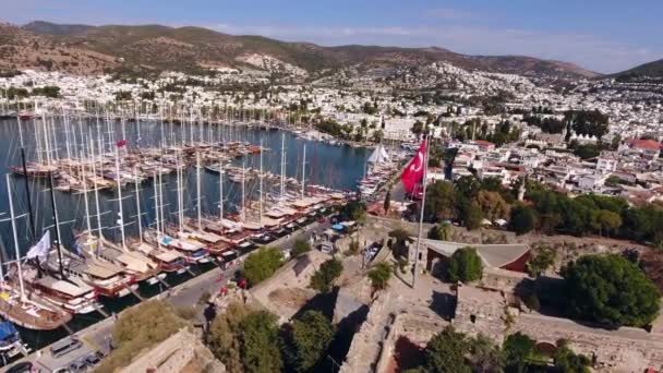 Bandera de Turquía castillo marina yate aéreo avión no tripulado tiro barco de negocios puerto turismo de lujo costa viajes Bodrum Mugla, Turquía — Vídeos de Stock