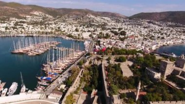 Türk bayrağı castle marina hava yat dron vurdu iş tekne liman lüks sahil seyahat etmek turizm Bodrum Mugla, Türkiye