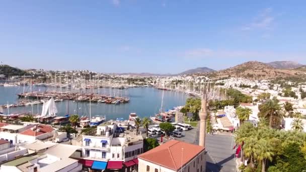 Bodrum centro de la ciudad, casas blancas, marina, mezquita y minarete drone tiro Mugla TURQUÍA — Vídeo de stock