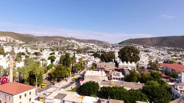 Bodrum centro de la ciudad, casas blancas, marina, mezquita y minarete drone tiro Mugla TURQUÍA — Vídeos de Stock