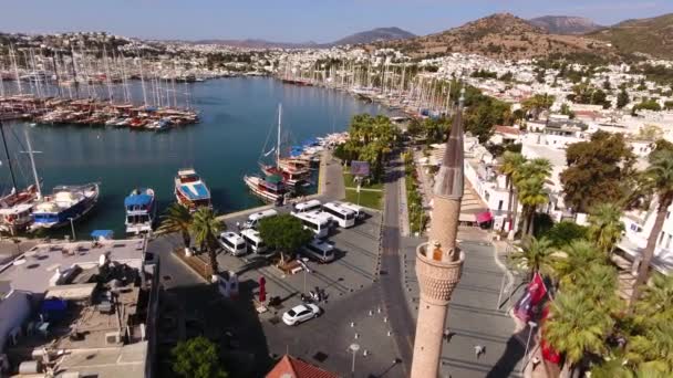 Bodrum Városközpont, fehér házak, a marina, a mecset és a minaret drone lövés Mugla, Törökország — Stock videók