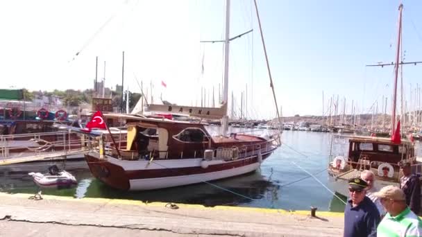 Bodrum, Turcja - październik 2016: Marina antenowe jacht firmy Łódź Port luksusowych turystyka wybrzeża podróży drone strzał Mugla, Turcja — Wideo stockowe