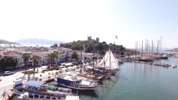 Bodrum, TURQUÍA - Octubre 2016: Marina yate aéreo barco de negocios puerto turístico de lujo costa viaje drone shot Mugla, Turquía — Vídeo de stock