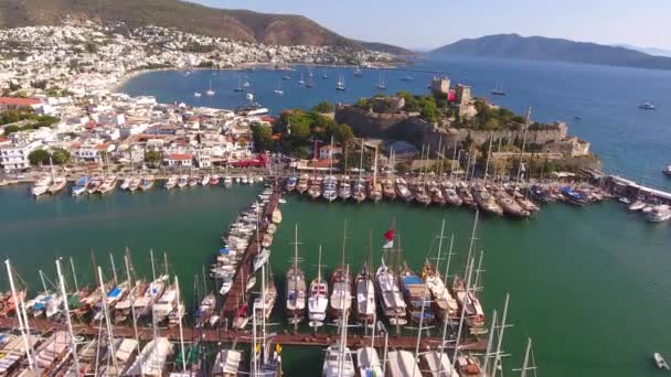 Castillo marina yate aéreo bandera turca drone tiro barco de negocios puerto turismo de lujo costa viajes Bodrum Mugla, Turquía — Vídeo de stock