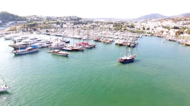 Bodrum, TURKEY - Oktober 2016: Marina aerial yacht business boat pelabuhan drone wisata mewah pesisir pantai ditembak Mugla, Turki — Stok Video