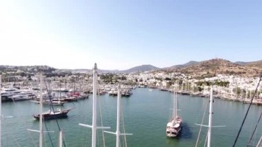 Bodrum, Türkiye - Ekim 2016: Marina hava yat iş tekne liman lüks turizm sahil seyahat dron Mugla, Turkey vurdu