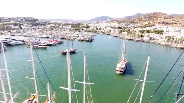 Bodrum, TURQUÍA - Octubre 2016: Marina yate aéreo barco de negocios puerto turístico de lujo costa viaje drone shot Mugla, Turquía — Vídeos de Stock