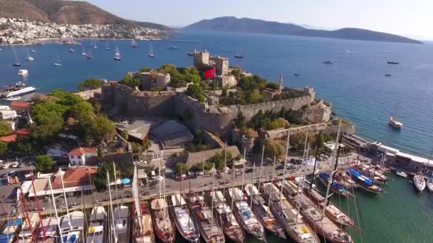 Castello marina yacht aereo Bandiera turca drone shot business boat porto turistico di lusso costa viaggi Bodrum Mugla, Turchia — Video Stock