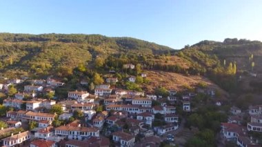 Tarihsel beyaz evler, Şirince Köyü, Izmir Türkiye. Havadan görünümü dron vurdu.