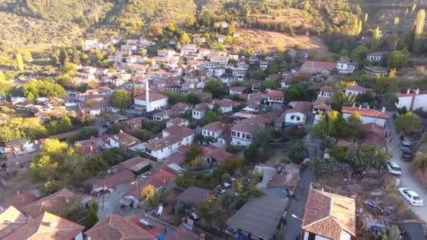 Tarihsel beyaz evler, Şirince Köyü, Izmir Türkiye. Havadan görünümü dron vurdu. — Stok video