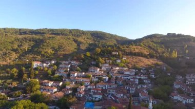 Tarihsel beyaz evler, Şirince Köyü, Izmir Türkiye. Havadan görünümü dron vurdu.
