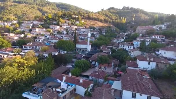 歴史的な白い家々 は、シリンス村、イズミルのトルコ。撮影空撮ドローン. — ストック動画