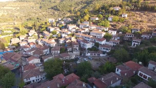 Tarihsel beyaz evler, Şirince Köyü, Izmir Türkiye. Havadan görünümü dron vurdu. — Stok video