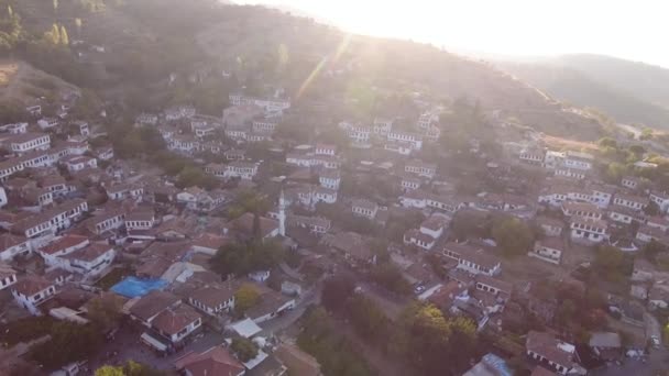 歴史的な白い家々 は、シリンス村、イズミルのトルコ。撮影空撮ドローン. — ストック動画