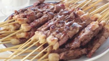 Tabakta Eçi ile sıcak kavrulmuş et şiş kebap. Restoranda kebap el ile alarak müşteriler