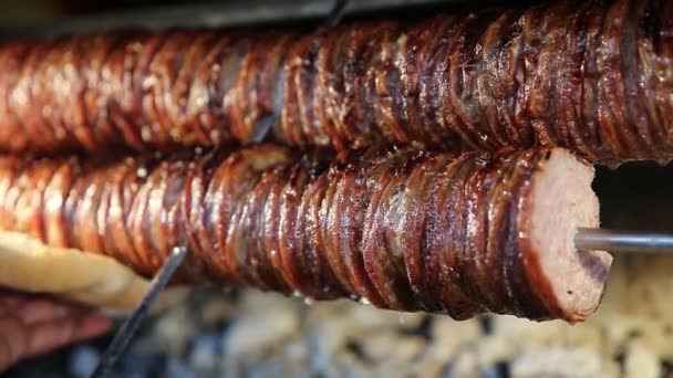 Kebab agnello turco Kokorec, street food a Istanbul Turchia — Video Stock