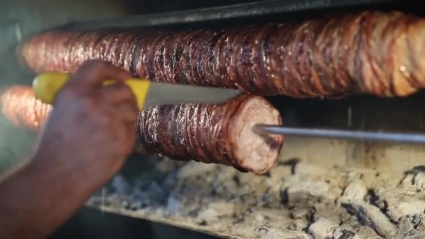 Kebab agnello turco Kokorec, street food a Istanbul Turchia — Video Stock