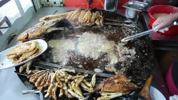 Koken bakken van verse vis op een grote pan op de stal in Istanboel — Stockvideo