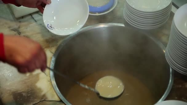 Izmir-TURKEY: JULY 2016: Chef pouring soup in plate at restaurant — Stock Video