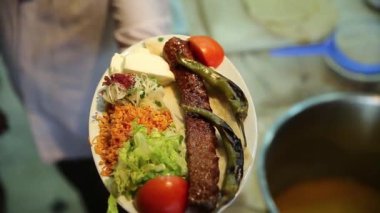 Geleneksel Türk yemek şiş kebap Adana plaka sebze ile