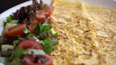 Sebze, döndürme ve peynir omlet